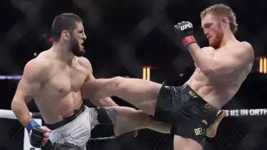 Islam Makhachev vs Jack Della Maddalena di UFC 322