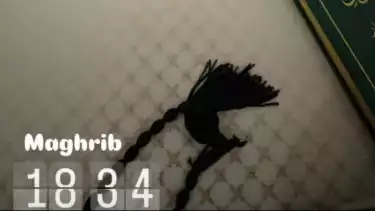 Ruben Onsu melaksanakan ibadah shalat Maghrib