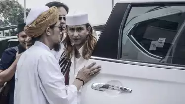 Habib Bahar bin Smith keluar dari mobil