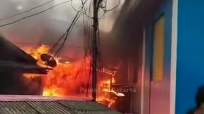 Kebakaran Hebat Melanda 50 Rumah di Palmerah Jakbar, 100 Petugas Damkar Dikerahkan