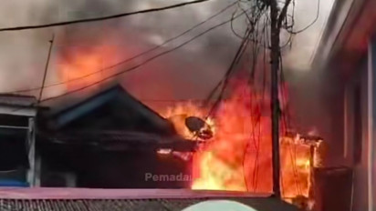 Belasan Orang Luka-Luka akibat Kebakaran Hebat Melanda 50 Rumah di Palmerah Jakbar