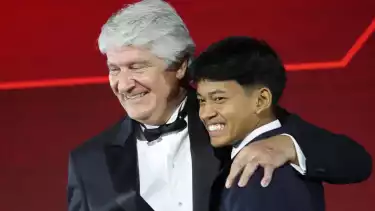Pembalap Indonesia, Veda Ega Pratama bersama Jorge Viegas selaku Presiden FIM di MotoGP Awards 2025.