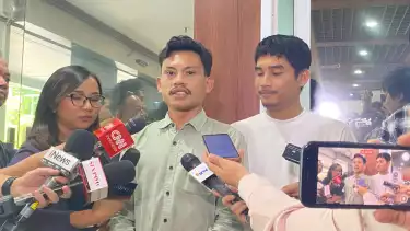 Aliansi Masyarakat Pemantau Konstitusi datangi MKD DPR soal dugaan ijazah palsu hakim MK Arsul Sani di Gedung DPR, Jakarta Pusat, Senin (17/11/2025).