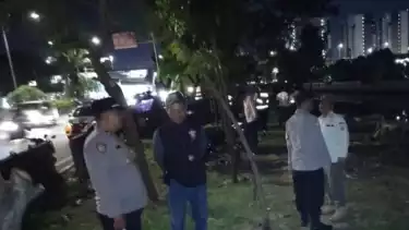 Sebanyak 32 personel gabungan menetralkan area prostitusi gay di taman Jalan Daan Mogot, Cengkareng, Jakarta Barat, Minggu (16/11/2025) malam.