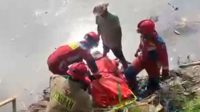 Warga Digegerkan Penemuan Jenazah Pria Tersangkut di Tepi Sungai Ciliwung Jaktim, Ini Identitas Korban
