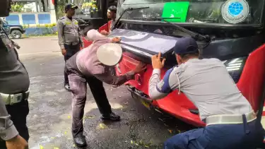 Satuan Lalu Lintas Polres Malang, Polda Jatim, melakukan ramp check atau pemeriksaan kelaikan kendaraan di Terminal Talangagung, Kepanjen, Kabupaten Malang.
