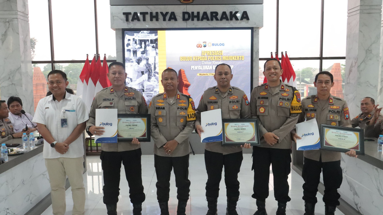 Gerakan Pangan Murah, Polres Mojokerto Raih Apresiasi Bulog atas Dukungan Penjualan Beras SPHP
            - galeri foto