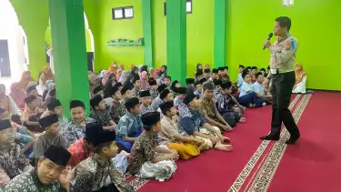 Satlantas Polres Malang terus intens menggelar edukasi keselamatan berlalu lintas selama pelaksanaan Operasi Zebra Semeru 2025.