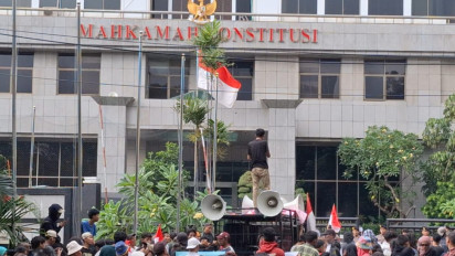 Puluhan Massa Aliansi Masyarakat Peduli MK Tuntut Hakim Arsul Sani Mundur hingga Diproses Hukum