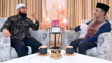Ruben Onsu dan Ustaz Khalid Basalamah saling berbincang