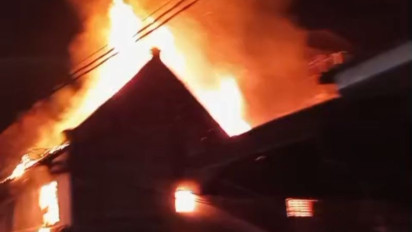 Kebakaran Hanguskan Ruko Kafe Tiga Lantai di Tamansari Jakbar