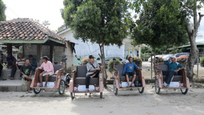 30 Tahun Mengayuh Becak, Kandi Kini Tersenyum Lebar Usai Dapat Becak Listrik dari Prabowo