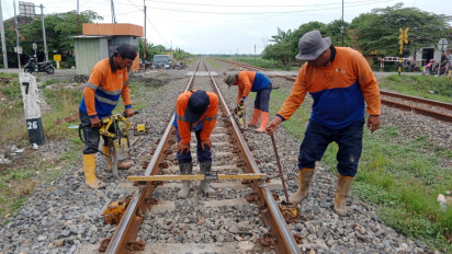 Tingkatkan Keandalan Jalur, KAI Daop 4 Perbaiki Geometri Rel di Dua Perlintasan Sebidang di Pemalang