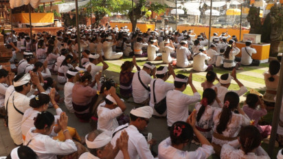 Sambut Hari Raya Galungan, Ribuan Umat Hindu Sembahyang di Pura Jagatnata
