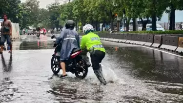 Viral Aksi Heroik Anggota Satlantas Cengkareng Tuntun Motor Terbakar