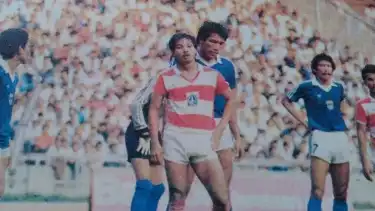 Adityo Darmadi saat berduel dengan Bek Persib Bandung, Robby Darwis pada tahun 1986