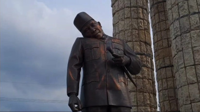 Viral Patung Leher Presiden Soekarno Miring di Alun-alun Indramayu