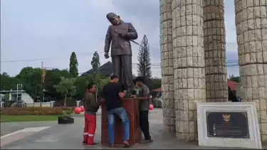 Viral Patung Leher Presiden Soekarno Miring di Alun-alun Indramayu