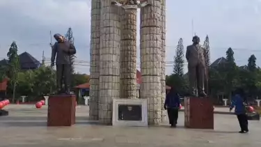 Viral Patung Leher Presiden Soekarno Miring di Alun-alun Indramayu