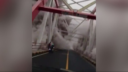 Dahsyatnya Banjir Material Vulkanik Gunung Semeru Hantam Jembatan Gladak Perak, Warga Panik Berlarian: Minggir Minggir!