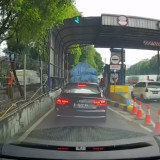 Viral Mobil Mewah Audi A8L Nekat Terobos Gerbang Tol Ragunan, Buntuti Mobil Bak di Depannya