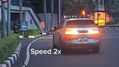 Ekstrem! Mobil Hyundai Ioniq Nekat Jalan Mundur Puluhan Meter di SCBD, Polisi Tegaskan Pengemudi Bisa Ditilang