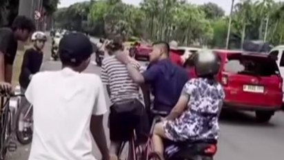 Viral Pemotor Cekik Pesepeda karena Tak Terima Ditegur Lawan Arah, Pelaku Mengaku Khilaf