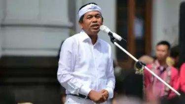 Gubernur Jawa Barat Dedi Mulyadi memberikan keterangan di Bandung.
