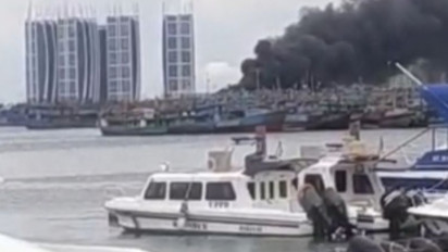 Kebakaran Kapal Ikan di Muara Angke Jakut, Diduga karena Aktivitas Pengelasan