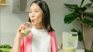 Ilustrasi minum minuman herbal
