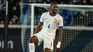 Jérémy Jacquet, bintang asal Prancis yang bermain sebagai bek-tengah untuk klub Ligue 1, Rennes, rumornya diincar MU