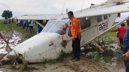 Begini Kronologi Pesawat Jatuh di Karawang hingga Mendarat Darurat di Persawahan