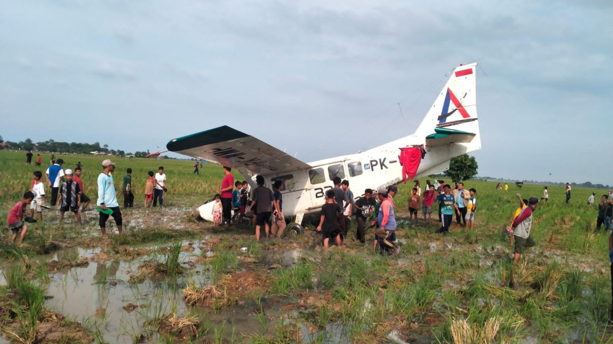 Kesaksian Warga Lihat Detik-Detik Pesawat Bro Skydive menuju Cirebon Jatuh di Karawang: Terbang Rendah Sebelum Jatuh
            - galeri foto