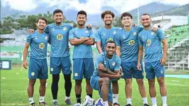 Para pemain PS Barito Putera sedang latihan, Gian Zola, Bagus Kahfi, Bagas Kaffa dan lain-lain.