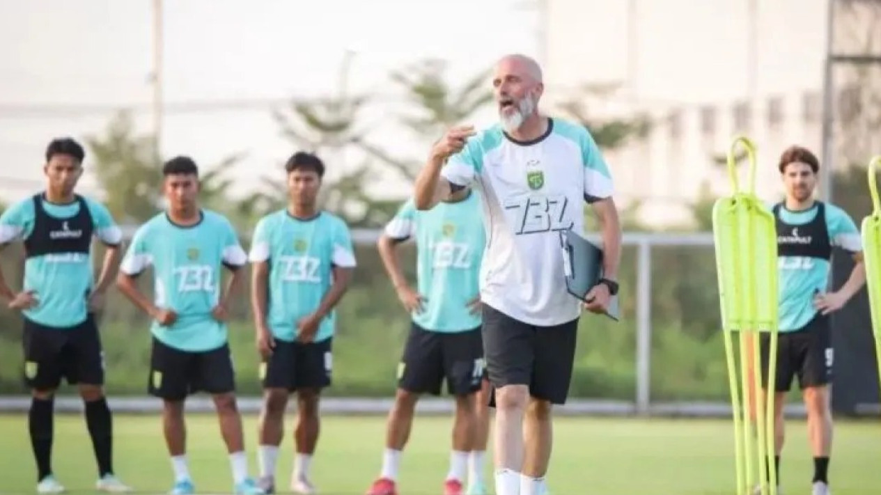 Cuma Bisa Raih Hasil Imbang Kontra Arema FC di Derbi Jatim, Eduardo Perez Langsung Didepak Persebaya Surabaya
            - galeri foto