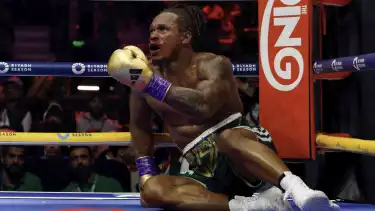 Anthony Yarde terjatuh saat melawan David Benavidez di duel utama Ring IV: Night of Champions