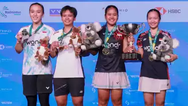 Febriana Dwipuji Kusuma/Meilysa Trias Puspitasari dan Rachel Allessya Rose/Febi Setianingrum berada di podium usai tampil di All Indonesiamn Finals di Australian Open 2025.