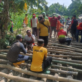 Jembatan Ambruk, Polisi, Warga dan Ormas Bangun Jembatan Darurat