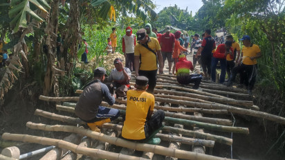 Jembatan Ambruk, Polisi, Warga dan Ormas Bangun Jembatan Darurat