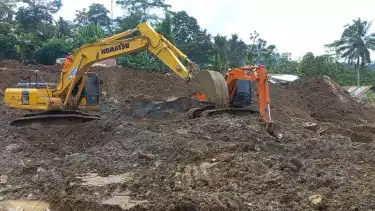 Petugas Tim SAR gabungan mengerahkan alat berat untuk mempercepat pencarian 16 korban hilang di lokasi longsor Dusun Situkung, Banjarnegara.