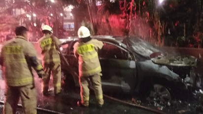 Mobil Ludes Terbakar di Jalan Pluit Karang Selatan Jakut, Diduga Akibat Korsleting Listrik