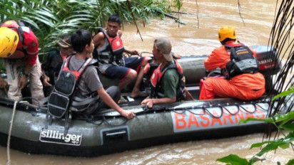 Tim Gabungan Evakuasi 12 Warga yang Seharian Terjebak Banjir di Agam Sumbar