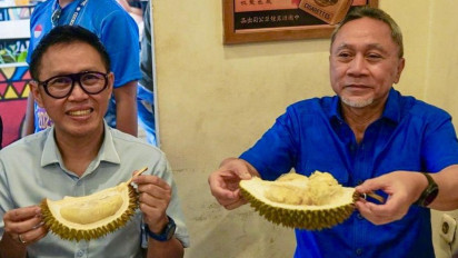 Makan Durian di Pontianak, Menko Zulhas: Ini Durian Asli Indonesia, Bukan Malaysia!
