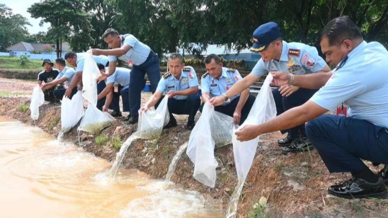 Lanud Sri Mulyo Herlambang Palembang Budidaya 10.000 Bibit Ikan Emas
            - galeri foto