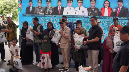 Gubernur Agustiar Sabran Gratiskan Sembako di Pasar Murah dan Salurkan Bantuan Presiden Prabowo