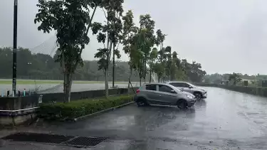 Songkhla FC menyediakan tempat parkir untuk mobil agar terhindar dari tenggelam karena hujan
