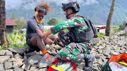 Program Free Medical Care, Prajurit TNI Layani Kesehatan Dari Rumah ke Rumah Warga Puncak Jaya