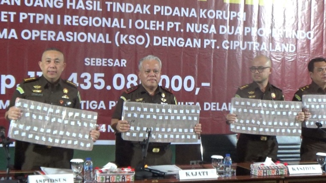 Terima Pengembalian Uang Korupsi Penjualan Aset Lahan PTPN I Rp113 Miliar, Kajatisu: Proses Hukum Terus Berjalan
            - galeri foto