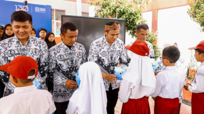 Peringati Hari Guru Nasional, BRI Peduli Beri Apresiasi dan Salurkan Bantuan di SDN Sukamahi 02 Megamendung
