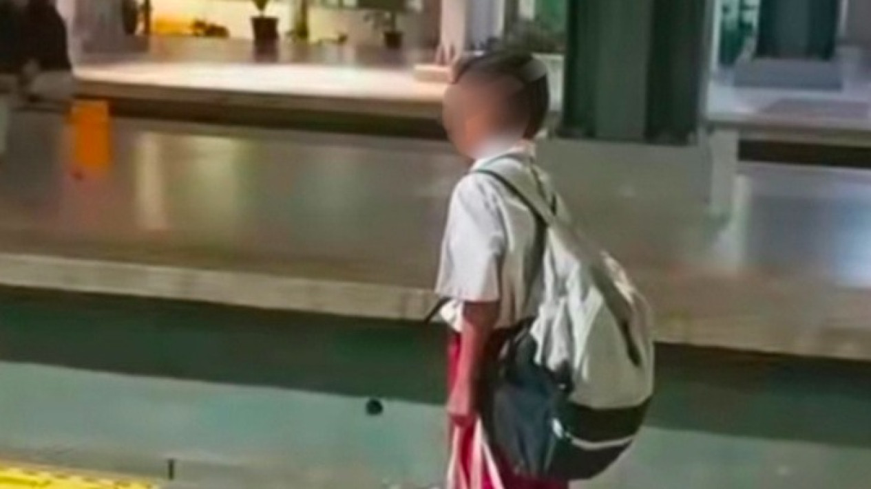 Viral! Bocah Kelas 1 SD yang Naik KRL Tangerang-Jakarta Timur Setiap Hari akan Pindah Sekolah
            - galeri foto
